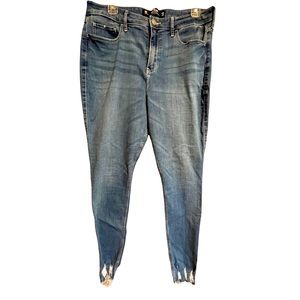 Hollister curvy high rise super skinny raw hem in size 15R